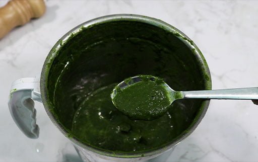 pick-smooth-palak-paste-by-spoon