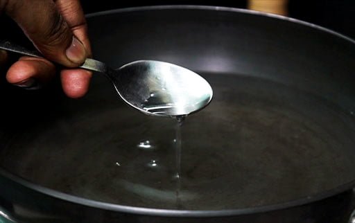 pour-vinegar-with-spoon