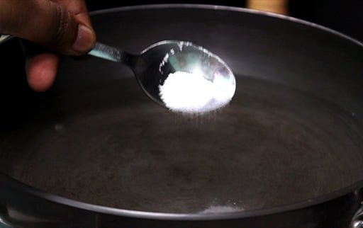 pour-salt-in-kadai