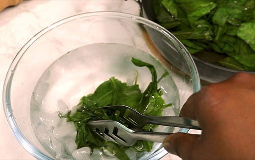 mix-boiled-palak-leaves-in-icy-water