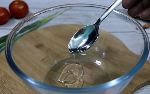 pour-oil-in-glass-bowl-by-spoon