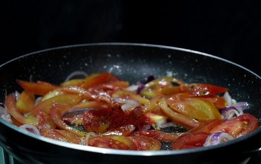 kashmiri-red-chili-powder-on-onion-tomato