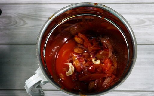 tomato-onion-nut-mixture-in-blender