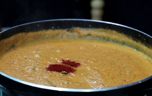 kashmiri-red-chili-powder-in-butter-gravy