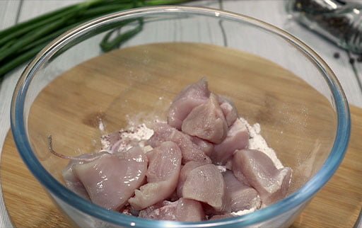 fresh-uncooked-chicken-in-glass-bowl