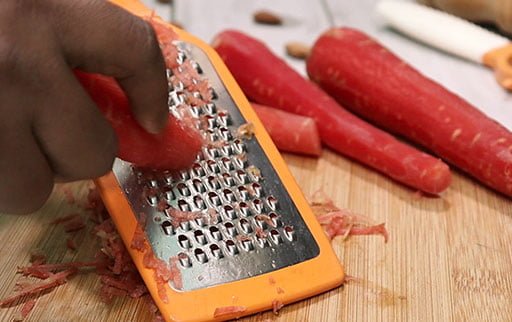 grate-carrot-with-hand-grater