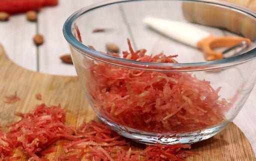 grated-carrot-in-glass-bowl