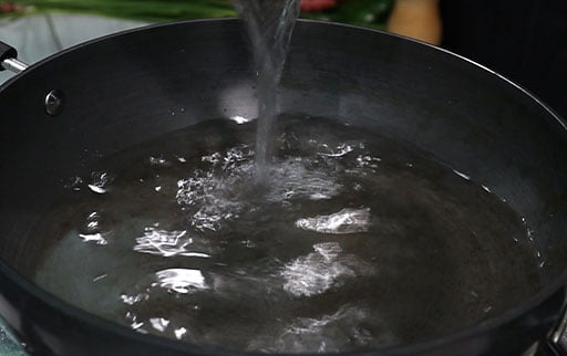 pour-water-in-non-stick-kadai