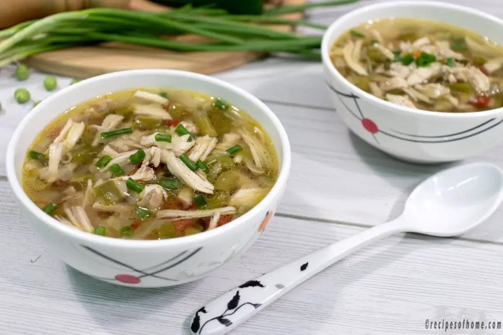 healthy-chicken-soup-place-in-white-bowl