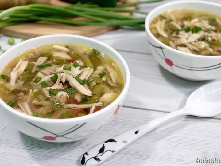 healthy-chicken-soup-place-in-white-bowl