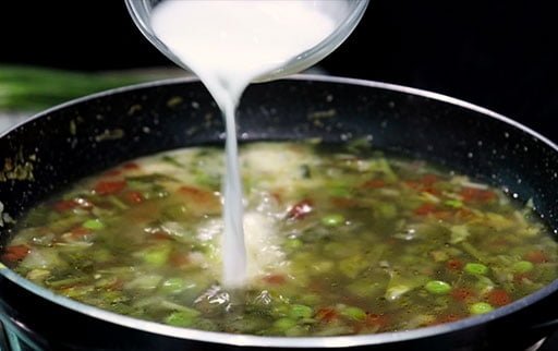 pour-corn-starch-water-mixture-in-veg-soup