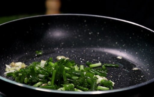 chopped-spring-onion-on-pan