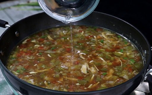 pour-vinegar-in-hot-n-sour-soup