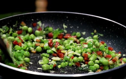 cook-green-peas-with-spatula