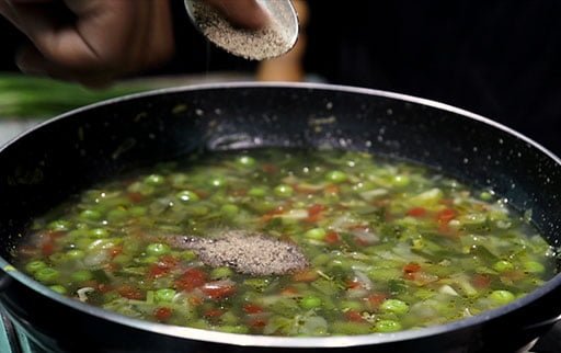 mix-black-pepper-in-veg-soup
