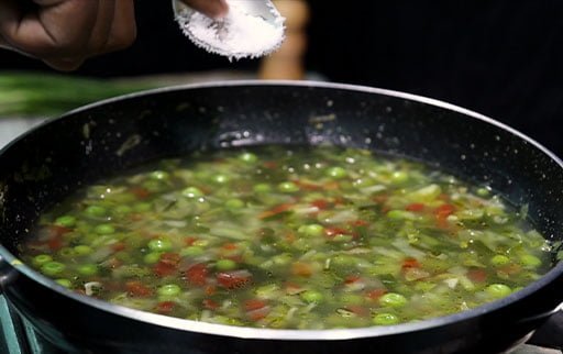 mix-salt-in-veg-soup