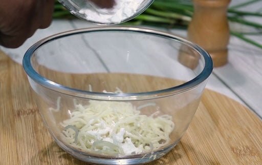 pour-cornflour-with-boiled-noodles
