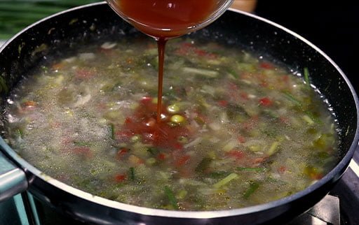 pour-red-chili-sauce-in-manchow-soup