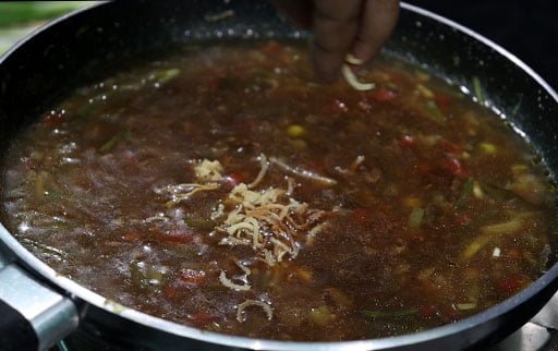 add-fried-noodles-in-manchow-soup