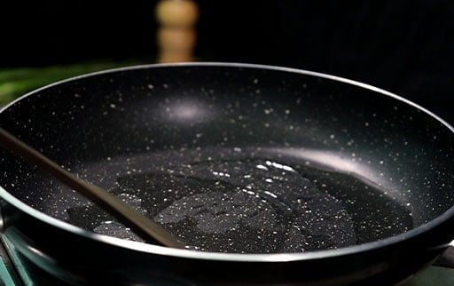 spread-oil-in-pan-with-spatula