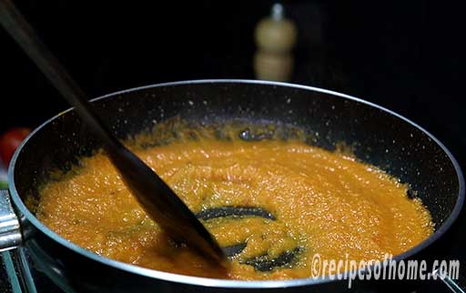 pour tomato onion puree