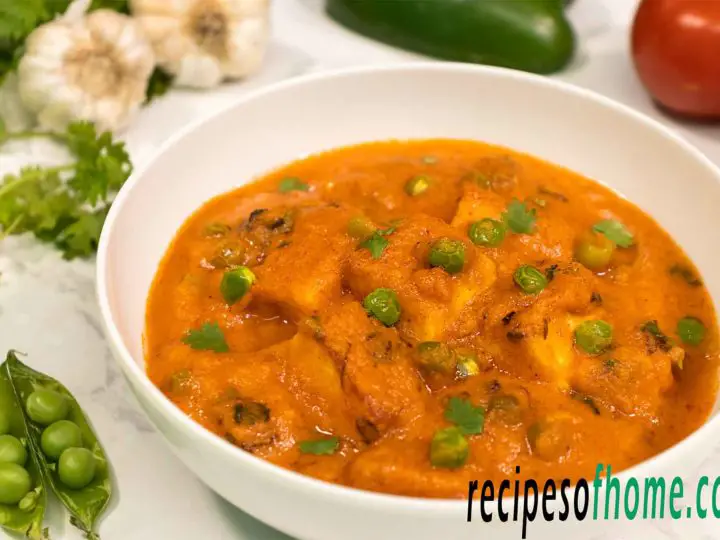 restaurant styke matar paneer recipe serve on white bowl garnish with freshly chopped coriander leaves