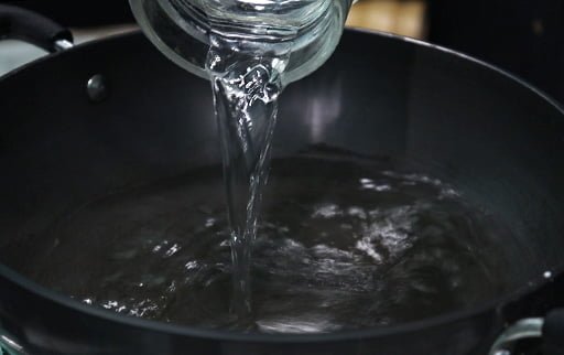 pour-water-in-deep-kadai