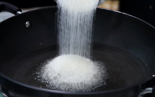 pour-sugar-in-kadai