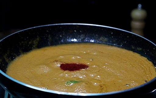 kashmiri-red-chili-powder-in-makhani-gravy