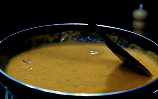 stir-makhani-gravy-by-spatula