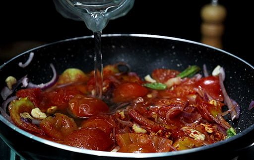 pour-water-in-onion-tomato-gravy