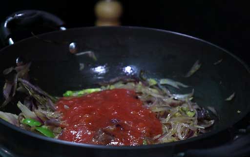 pour-tomato-onion-puree-in-kadai