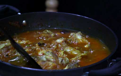 mix-chicken-pieces-with-curry-gravy