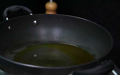 pour-oil-in-a-pan