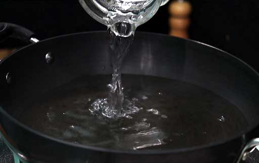 pour-water-in-deep-pan