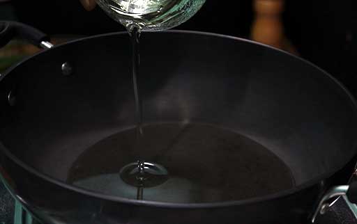 pour-oil-in-pan