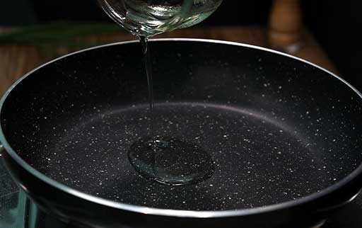 pour-oil-in-non-stick-pan