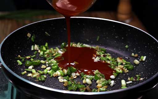 pour-red-chili-sauce