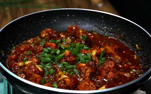 garnish-gobi-manchurian-with-spring-onion