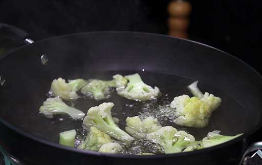 boiled-cauliflower-in-hot-water