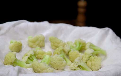 drain-boiled-cauliflower-in-kitchen-towl