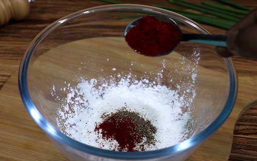 black-pepper-and-kashmiri-red-chili-powder-pour-by-spoon