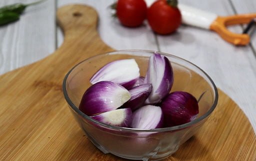 halved-cut-onions-in-glass-bowl