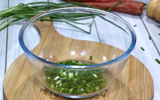spring-onion-in-glass-bowl