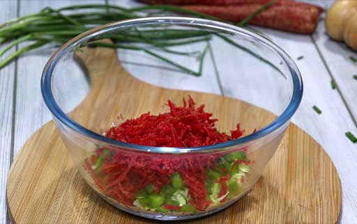 capsicum-and-grated-carrots-in-bowl