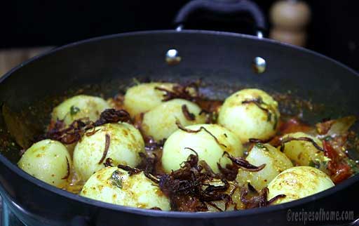 add-fried-onions-over-biryani-gravy