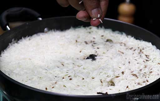check-cooked-rice-by-pressing-fingures