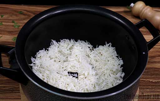 spread-first-layer-of-rice-in-handi
