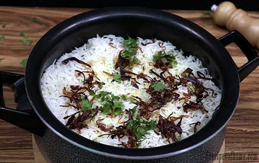 sprinkle-fried-onions-pudina-leaves-coriander-leaves-on-top-of-rice