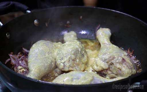 place-marinated-chicken-in-this-kadai